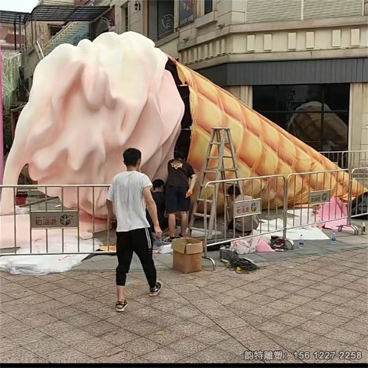 玻璃鋼仿真冰激凌雕塑安裝實(shí)拍圖 超大型巨過癮 玻璃鋼仿真冰激凌雕塑安裝實(shí)拍圖 超大型巨過癮